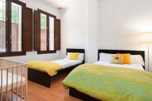 A bed or beds in a room at Alohamundi Triana
