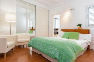 A bed or beds in a room at Alohamundi Triana