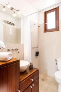 A bathroom at Alohamundi Triana