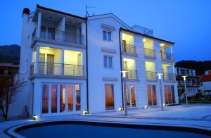 Bazén v ubytování Hotel Neva nebo v jeho okolí