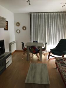 ein Wohnzimmer mit einem Tisch und Stühlen in der Unterkunft Apartamento Reino de Nájera in Nájera
