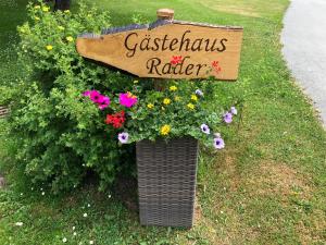 Garður fyrir utan Gästehaus Rader
