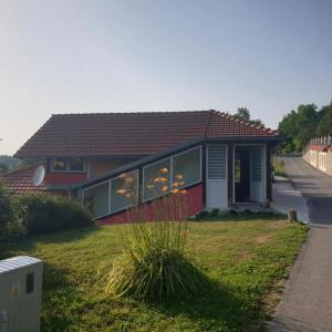een huis met een grasveld ervoor bij Kuća za odmor Mia in Bedekovčina