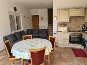 - une cuisine et une salle à manger avec une table et des chaises dans l'établissement maison en bord de mer wifi, à Fos-sur-Mer