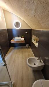 Koupelna v ubytování LITHOS ROOMs + 37 fotografií