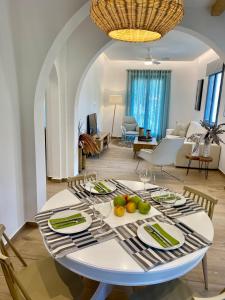 comedor y sala de estar con mesa y sillas en Marine's luxury home, en Votsi