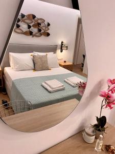Llit o llits en una habitació de Marine's luxury home
