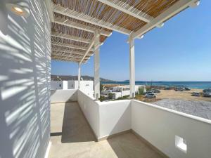 una vista sull'oceano dal balcone di una casa di Deco Suites a Naxos Chora