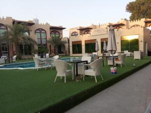Piscina de la sau aproape de Corniche Palace Hotel