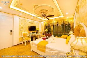 Postel nebo postele na pokoji v ubytování King's Hotel Nguyễn Thị Định