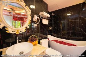 Koupelna v ubytování King's Hotel Nguyễn Thị Định