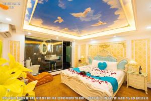 Postel nebo postele na pokoji v ubytování King's Hotel Nguyễn Thị Định