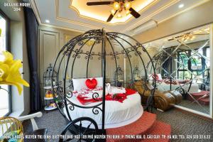 Postel nebo postele na pokoji v ubytování King's Hotel Nguyễn Thị Định