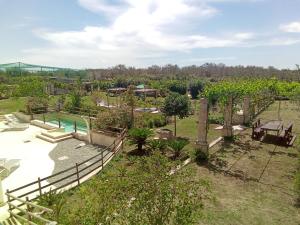 un jardín con piscina y parque infantil en Relais Borgo Segine, en Melendugno