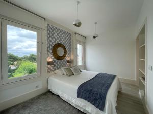 Postel nebo postele na pokoji v ubytování Beautiful Penthouse Apartment With Terrace - 4 Minute Walk to the Beach