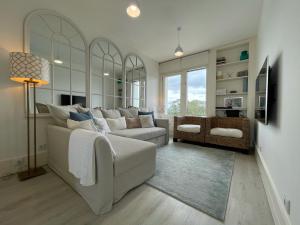 TV a/nebo společenská místnost v ubytování Beautiful Penthouse Apartment With Terrace - 4 Minute Walk to the Beach