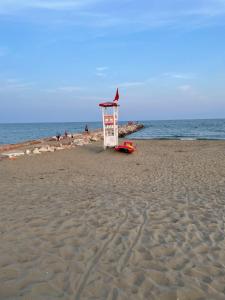 una torre di guardia su una spiaggia con l'oceano di Eraclea Palace Hotel 4 stelle S a Eraclea Mare