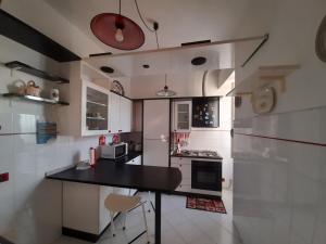 a kitchen with a black counter in a room at Appartamento Perla in Beverino