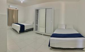 Tempat tidur dalam kamar di Amigos da Praia