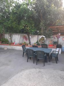 - une table bleue et des chaises sur la terrasse dans l'établissement La Sosta, à Sant'Egidio del Monte Albino