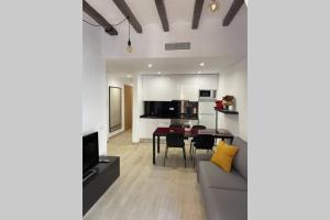 Una sala de estar con un sofá y un comedor. en Casa Ferrers piso 2 Piso reformado en el casco antiguo de Tarragona, en Tarragona