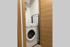 una sala de lavandería con lavadora en una habitación en Casa Ferrers piso 2 Piso reformado en el casco antiguo de Tarragona, en Tarragona