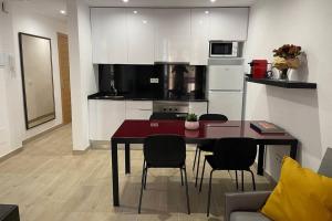 Una cocina con una mesa y sillas en una habitación. en Casa Ferrers piso 2 Piso reformado en el casco antiguo de Tarragona, en Tarragona 2 fotos más