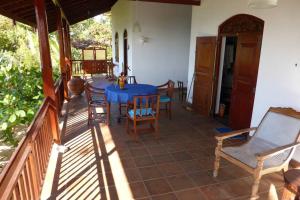 a porch with a blue table and chairs at Villa Sunrise Ferienhaus in Tangalle