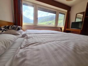 Postel nebo postele na pokoji v ubytování Hôtel de la Poste Martigny - City Center