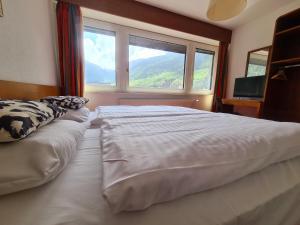 Postel nebo postele na pokoji v ubytování Hôtel de la Poste Martigny - City Center