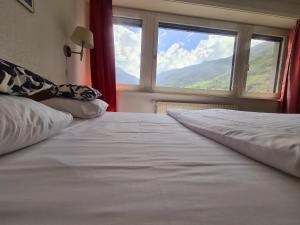 Postel nebo postele na pokoji v ubytování Hôtel de la Poste Martigny - City Center