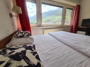 Postel nebo postele na pokoji v ubytování Hôtel de la Poste Martigny - City Center