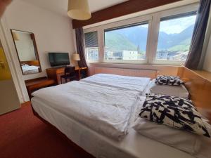 Postel nebo postele na pokoji v ubytování Hôtel de la Poste Martigny - City Center