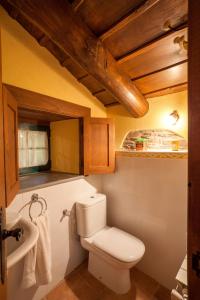 La salle de bains est pourvue de toilettes et d'un lavabo. dans l'établissement CASA XAYMACA, à Samos