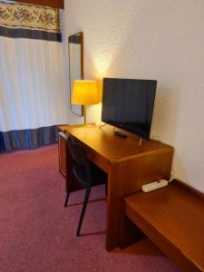 TV a/nebo společenská místnost v ubytování Hôtel de la Poste Martigny - City Center