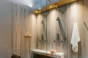 ETNEA Suite 270的一间浴室
