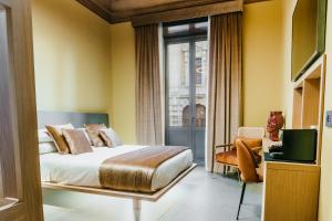a bedroom with a bed and a window at ETNEA Suite 270 in Catania