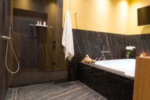 ETNEA Suite 270的一间浴室
