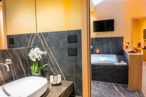 ETNEA Suite 270的一间浴室