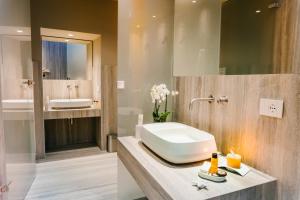 ETNEA Suite 270的一间浴室