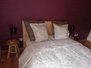 מיטה או מיטות בחדר ב-Bienvenue en Gaume !