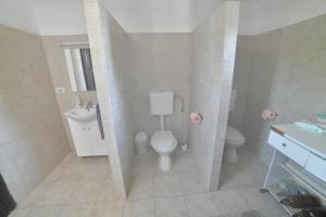 Um banheiro em Vila Razvan