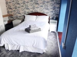 Un dormitorio con una cama con una cesta. en Railway Bar Accommodation, en Poyntz Pass