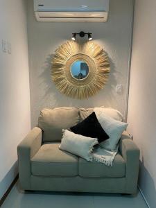 espejo en la pared sobre un sofá en una habitación en Asuncion Gracia Suites, en Asunción