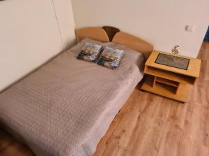 Una cama o camas en una habitación de Saulės apartamentai