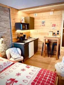 um quarto com uma cozinha e uma mesa num quarto em Le Gypaète em Chamonix-Mont-Blanc