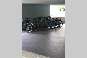 een groep fietsen geparkeerd in een garage bij Brunico 19 in Brunico