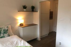een slaapkamer met een bed en een tafel met een lamp bij Brunico 19 in Brunico