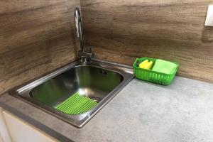 een aanrecht met een groene mand ernaast bij Brunico 19 in Brunico +21 foto's