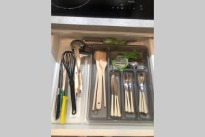 een lade vol keukengerei in een keuken bij Brunico 19 in Brunico